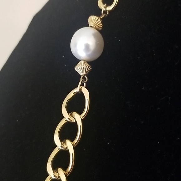 EXQUISITE Gold Tone and Pearl Necklace - Picture 4 of 5
